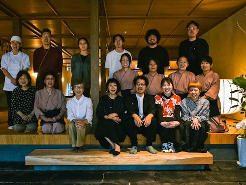 改修工事の設計に携わったSUPPOSE DESIGN OFFICEチームと小林屋スタッフ一同です。心よりお待ちしております！