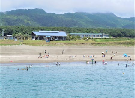 長い砂浜が続く入野海水浴場。