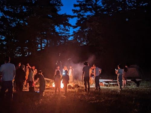 廃校をリノベしたキャンプ場ペコレラ学舎でのキャンプの様子