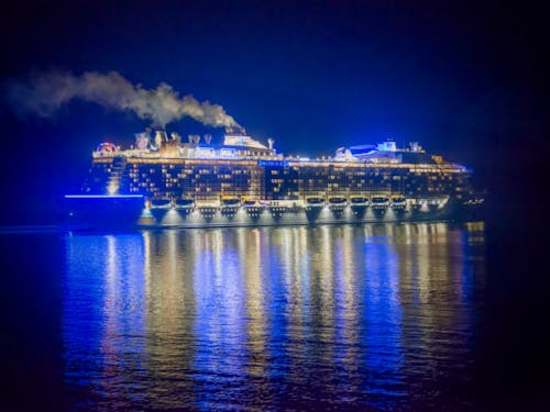 クルーズ船やフェリーも航行する日本海側拠点港舞鶴 バカンスは船で