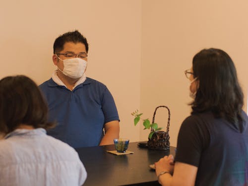 老舗旅館、朝日館の若旦那さんとの対談。ぜひ、村ならではの苦労話など、聞いてみてくださいね