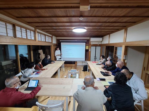 職員発案で行われた「高齢者向けタブレット教室」