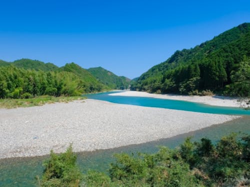 山あいを流れる美しい川が近所の光景