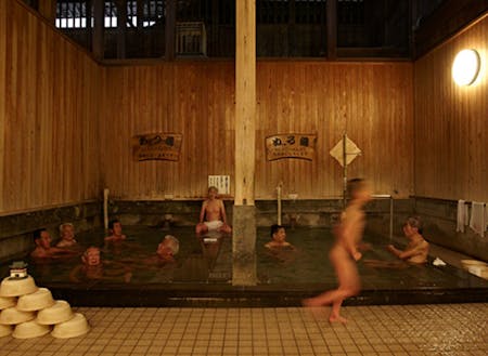 1300年の歴史をもつ「武雄温泉」。透明で柔らかな湯ざわりが特徴。