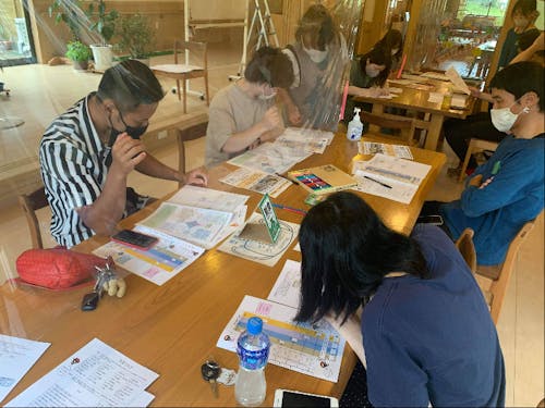 移住者同士で幸福について考えるイベントの様子