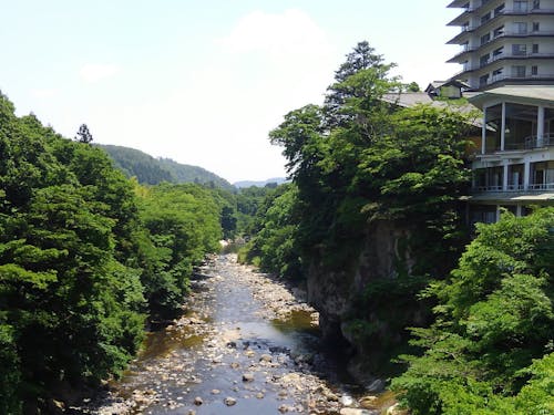 秋保温泉は、里山に囲まれた都市型リゾート。仙台市街地から約30分。