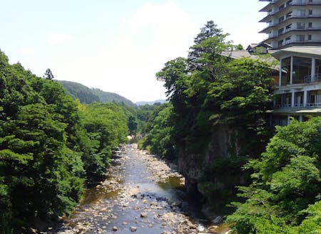 秋保温泉は、里山に囲まれた都市型リゾート。仙台市街地から約30分。
