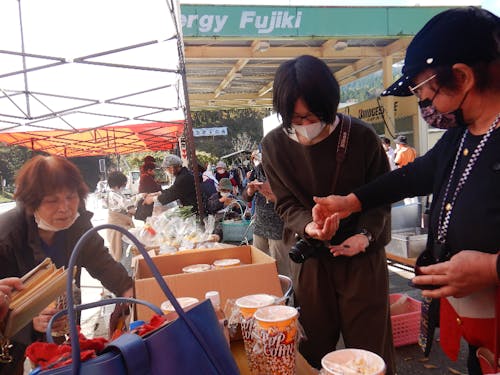 地域のフリーマーケットを手伝う地域おこし協力隊