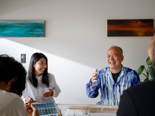 自社の広場で語らう奄美側の設計チーム