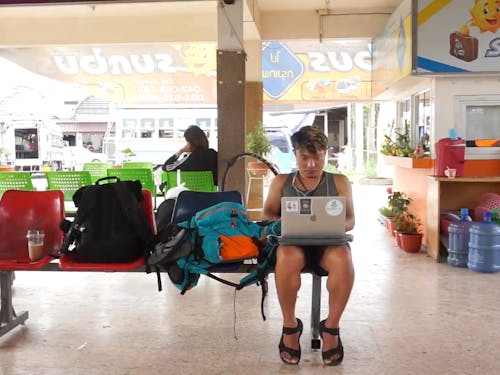 旅先でバスを待つ間も動画編集。この経験があったから今がある。