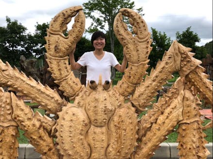 長野県出身の２５歳。毎年７月に下川で行われるチェーンソーアート世界大会の作品と一緒に。