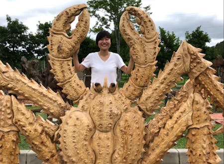 長野県出身の２５歳。毎年７月に下川で行われるチェーンソーアート世界大会の作品と一緒に。