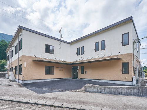 寮と一体となっており、時折賑やかな声が聞こえてきます。