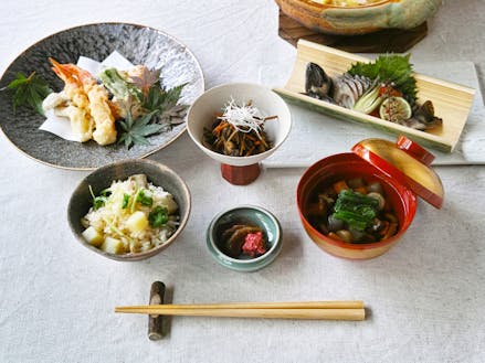 ジビエや山菜、川魚にきのこ…そして採れたての旬野菜。新庄村の食材をたっぷり使った 里山のフルコース。