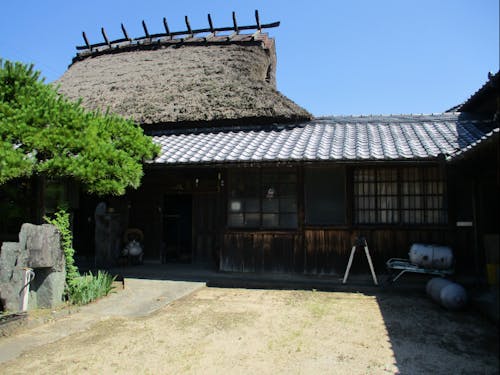 移住体験施設として改修中の茅葺古民家