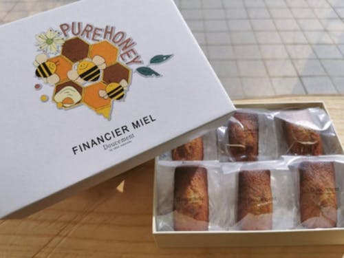 パティシエによるお菓子のパッケージも和紙を切り貼りして制作。