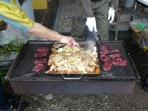 バーベキューには地元で獲れた鹿肉も登場!