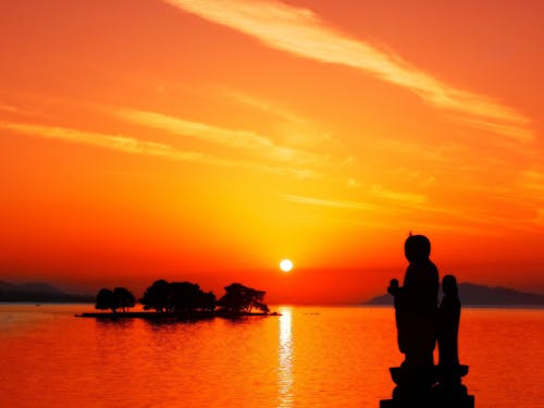 茜色の夕日が沈む様子、宍道湖