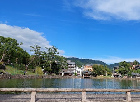 奈良市中心街。観光客や市民の憩いの場