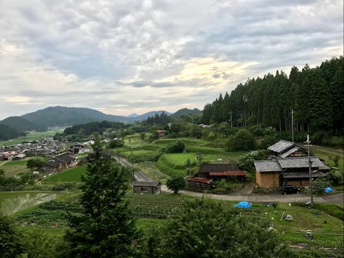 山のすそ野に、土や雨、風と共につくるくらしが広がっています。