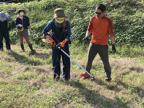 始めてる使う草刈り機。プロがぴったり教えてくれます。