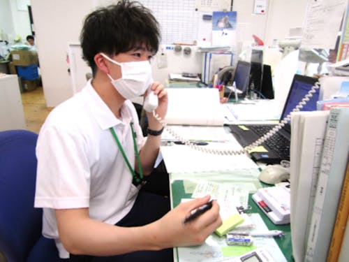 令和4年度入庁の西大和さん。総務課に勤務しています。名前を覚えてもらえることに働きがいを感じています!