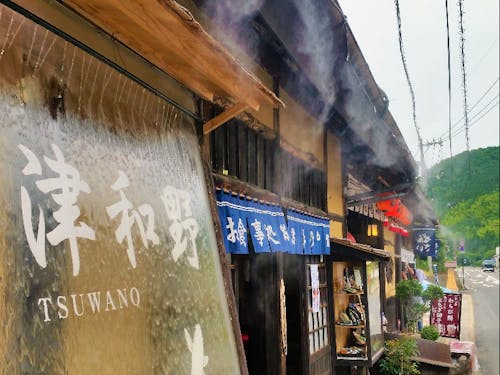 夏にはミストでお客様に涼しんでいただきます