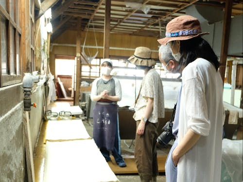 地元出身の紙漉き職人さんから、和紙の説明を受ける様子