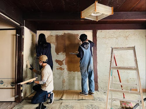 古い空き店舗を使えるようにDIYで補修したり