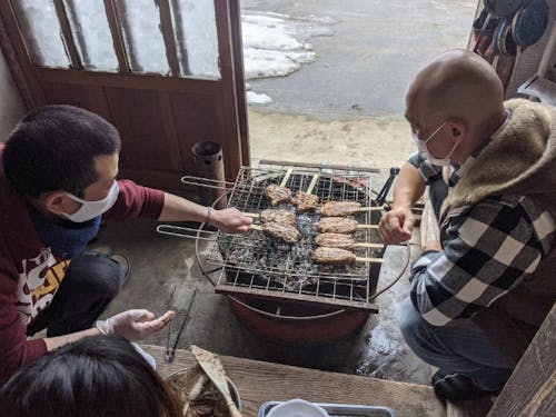 地元の方のお宅で、名産のひこぜん作り。