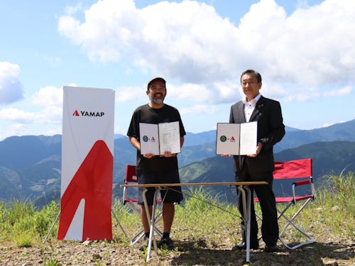扇山の登山口で行われた連携協定調印式の様子