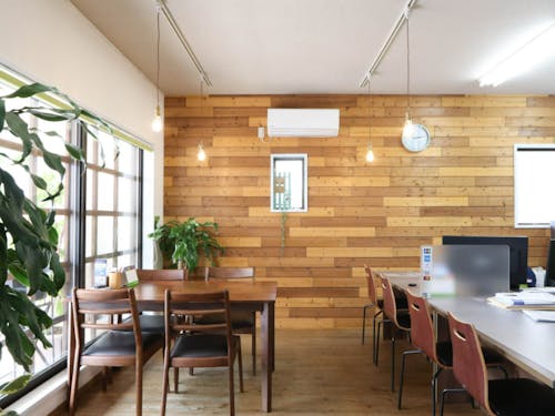 サンライクエステートの明るい店内