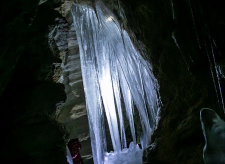 日本最北の鍾乳洞(冬に見られる氷筍の写真)