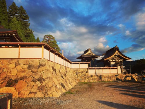 神社の壮大な石積み
