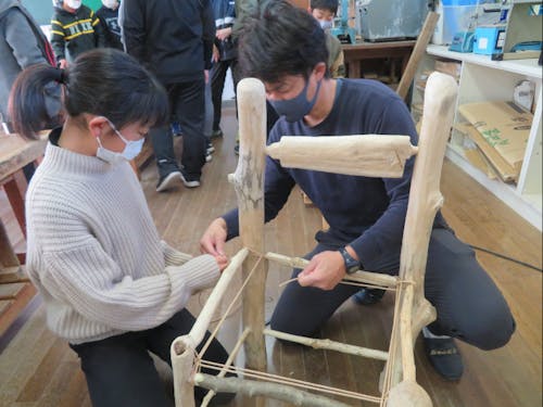 昨年度の伊那小の総合学習、くぎを使わずに椅子を作りました