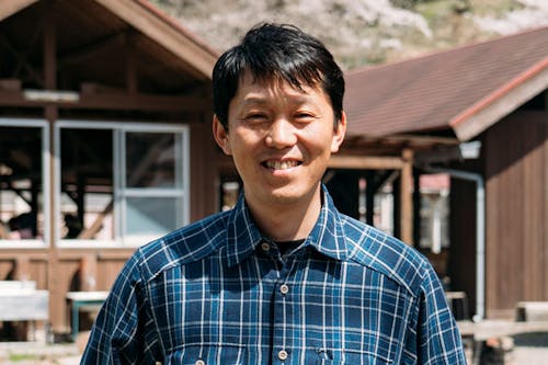 事業パートナーのNPO法人西条自然学校代表理事の山本貴仁さん