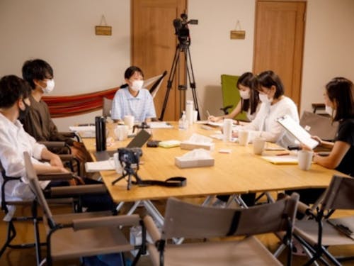 最終報告会に向けて参加者同士がじっくりと語り合う姿