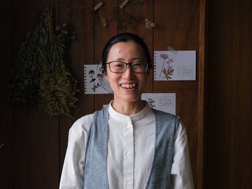 【第3期 塚本あずさ】埼玉県蓮田市出身。2019年度ベアーズに着任。イギリスでアロマセラピーの資格を取り、帰国後は表参道のリラクゼーションサロンに勤務。その間に漢方の資格を取得。漢方茶&アロマセラピーの店「二十日 -はつか-」を今年の4月から開業!