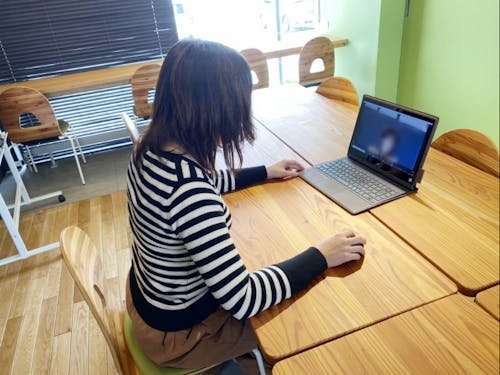 zoomやメール・LINEでの相談はほぼ毎日。移住検討者に寄り添った対応を心がけています。