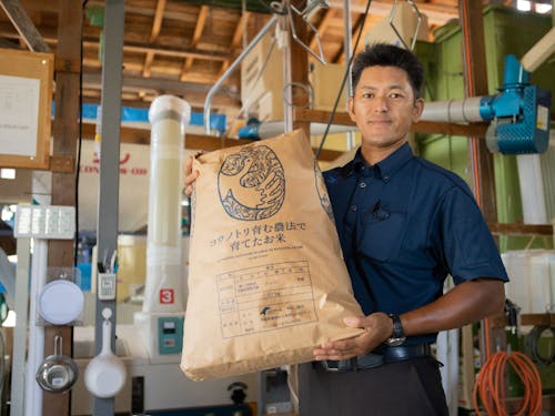 神鍋高原の大地と澄んだ水で心を込めてお米作りをしている青山さん