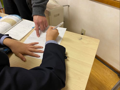 学校の教科書を利用しながらの学習指導です。