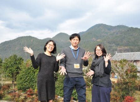 神山町役場の馬場さん（中央）、１年前に鎌倉から家族で移り住んだ藤本さん（右）、そして私（左）の３人で伺います