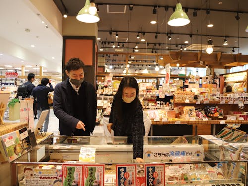 ※昨年度の活動の様子。パートナー企業や福井の街に出てリサーチを進めます。