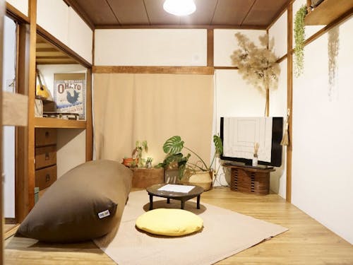 【after】床はフローリング、壁は漆喰塗料塗り、押入にはリンゴ箱を再利用した収納を設置