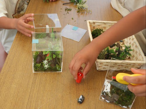 イベント「恐竜ジオラマ作り」の様子