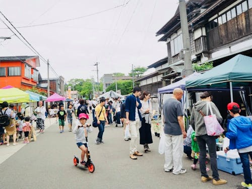 朝市で遊ぶこどもたち
