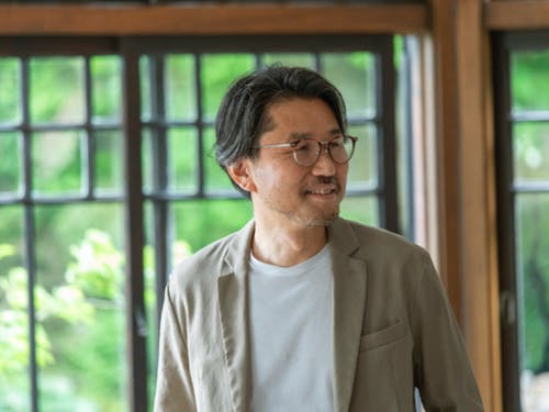 スタッフと談笑する、新井さん