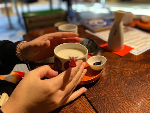 小林酒造蔵元の生家「小林家」では、美味しい甘酒を味わえる。