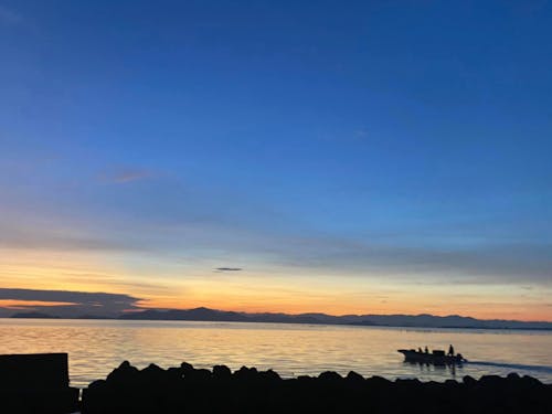 湖西側からの朝焼け。いざ漁業体験へ!