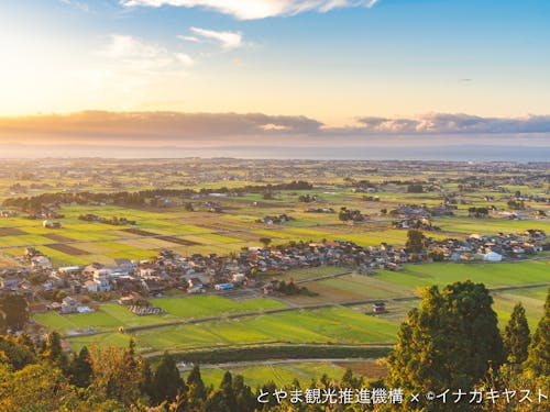 田畑と海を山あいから眺める